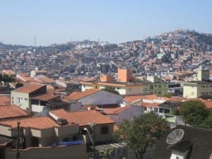 Un barrio de clase media y una “favela (asentamiento pobre)” conviven en São Bernardo do Campo, municipio en el extremo sudeste de la Región Metropolitana de São Paulo, donde las viviendas precarias siguen escalando las tierras disponibles en el cerro, mientras abajo un riachuelo recibe el agua servida y la basura del vecindario. Crédito: Mario Osava/IPS