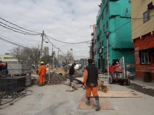 La pavimentación avanza en Villa 31 y con ella se alivia el contraste entre el barrio y los rascacielos del barrio de Recoleta, al fondo, una de las zonas más ricas de Buenos Aires. La mejora de las infraestructuras es parte de la inclusión en la capital argentina del asentamiento precario de 43.000 personas. Crédito: Fabiana Frayssinet/IPS