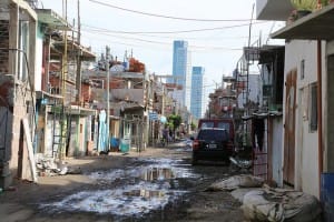 La exclusión de los residentes en Villa 31, en el corazón de Buenos Aires, la acentuaron sus vías sin pavimentar, a solo unos metros de los lujosos edificios de uno de los barrios más acomodados de la capital argentina. Un ambicioso plan financiado por el Banco Mundial busca su cohesión con el resto de la ciudad. Crédito: Fabiana Frayssinet/IPS