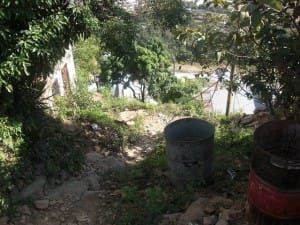 Así se veía el entorno del barrio Ramón Amaya Amador antes de pasar a ser beneficiado por el programa de intervención e inclusión social efectuado en la capital de Honduras. Sus calles enlodadas y las dificultades de sus habitantes para transitar, le valió el nombre de “El Pantanal”. Crédito: Thelma Mejías/IPS