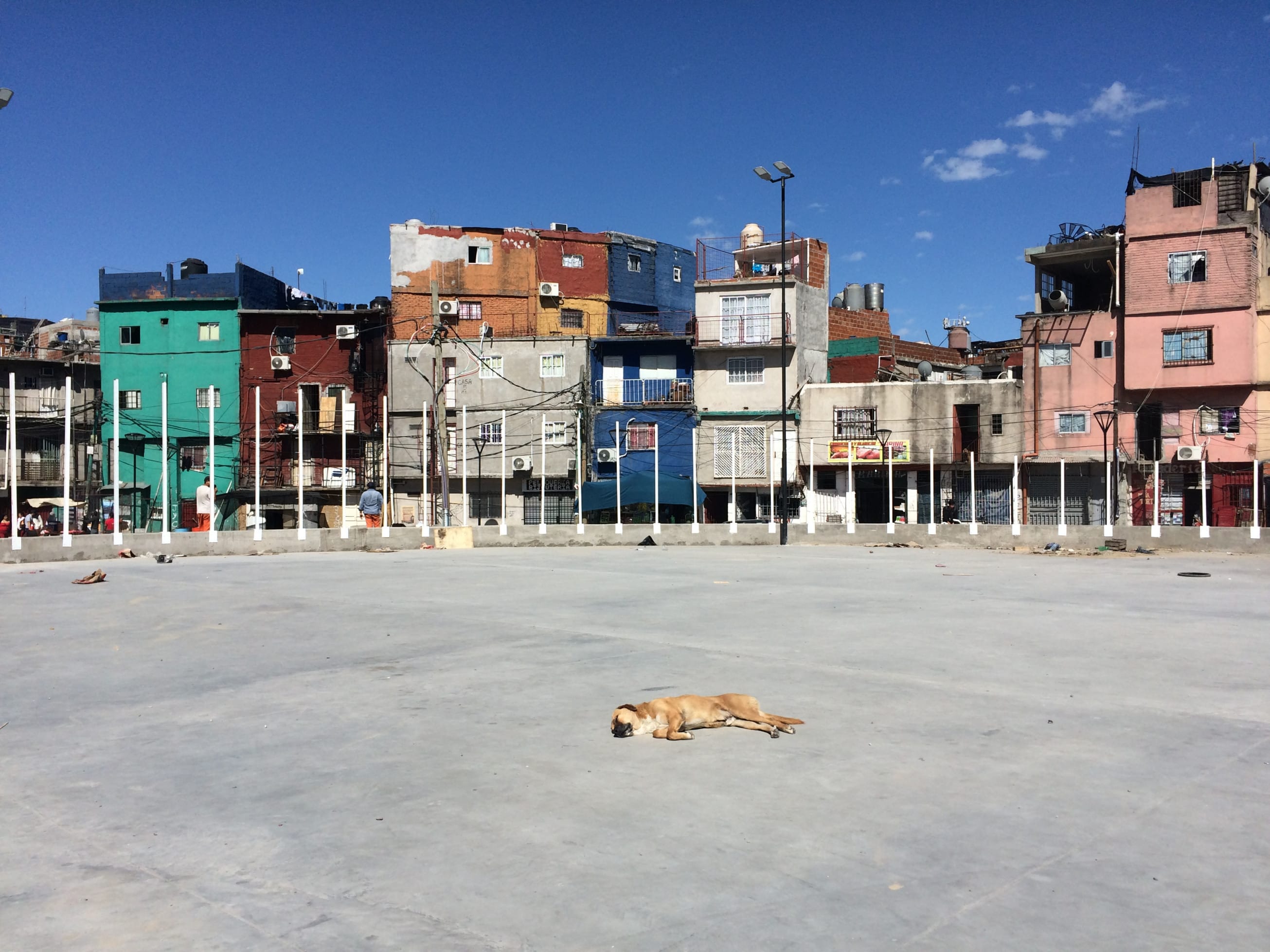 Un espacio abierto en la villa 31 de Buenos Aires / C.G.C