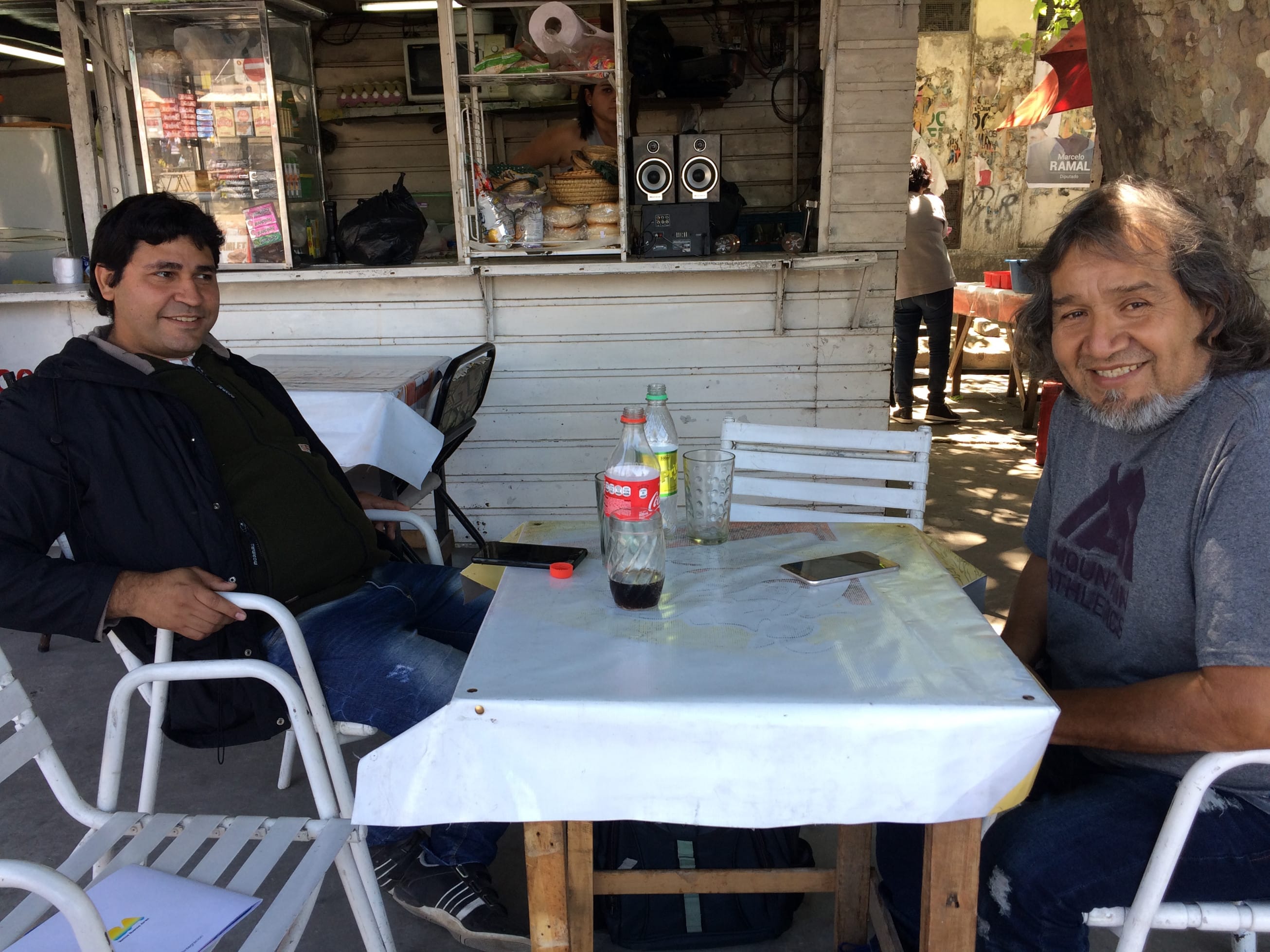 César y Sanabria y Raúl Guzmán, en la terraza de un establecimiento de la villa 31 / C.G.C