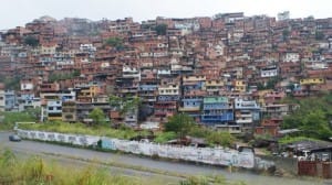 Centenares de miles de personas viven apretujadas y sedientas de servicios en las diferentes laderas de Petare, en el extremo este de Caracas, la mayor barriada informal de Venezuela y según diferentes expertos también de América Latina. Crédito: Humberto Márquez/IPS