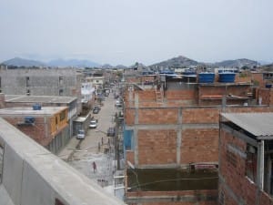 Las “favelas” de Maré dan la bienvenida en la ciudad brasileña de Río de Janeiro a quienes llegan desde el aeropuerto, y sus tanques plásticos para agua evidencian las fallas en el servicio. Crédito: Mario Osava/IPS