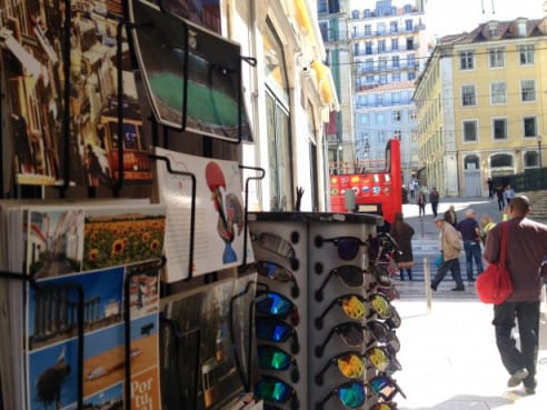 Sólo en la Baixa de Lisboa existen 52 tiendas de souvenirs, todas con exactamente el mismo género de merchandising.