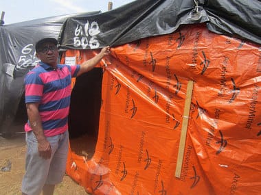 José Giovanni Moreira, emigrante del Nordeste seco y pobre de Brasil, delante de su tienda en la Ocupación Pueblo sin Miedo, donde lucha por su derecho a una vivienda para “huir del alquiler”, cuyo costo casi le impide alimentar a sus hijos, en São Bernardo do Campo, parte de la Región Metropolitana de São Paulo. Crédito: Mario Osava/IPS