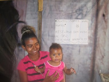 Eliane Oliveira da Silva, 24 años, con su hijo de siete meses, en la oficina de coordinación de la Ocupación Pueblo sin Miedo, un campamento de familias que luchan por conquistar una vivienda digna en São Bernardo do Campo, capital de la industria automovilística de Brasil, donde los antiguos buenos empleos pasaron a escasear. Crédito: Mario Osava/IPS